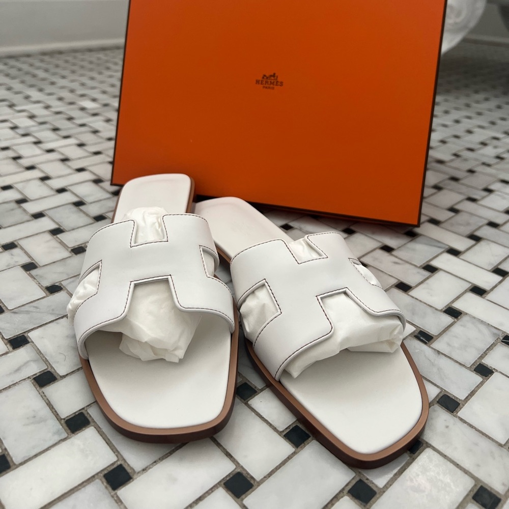 New, never worn Hermes Sandals white. Size 41 Oran